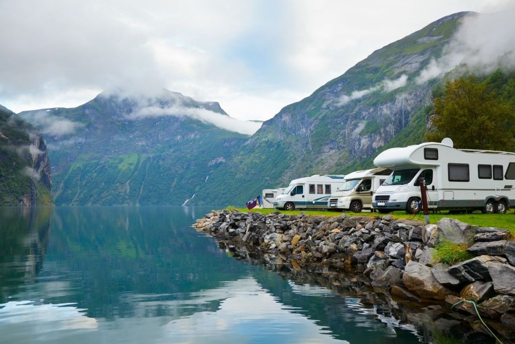 Nachhaltig mit dem Wohnmobil Stellplatz am See mit Bergen