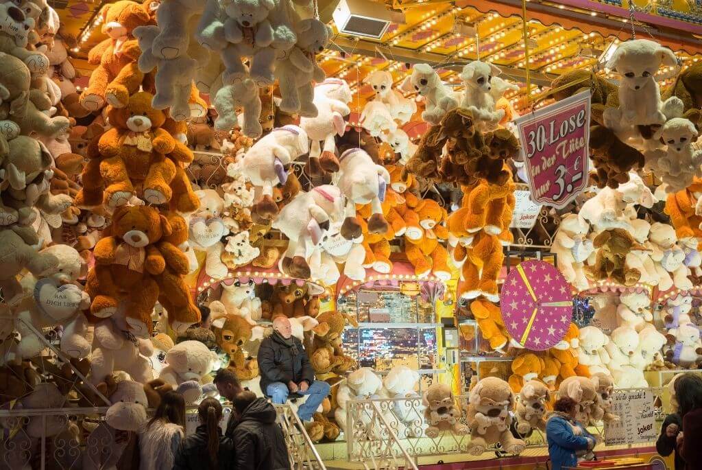 Volksfeste mit Wohnmobil Bude Stofftiere