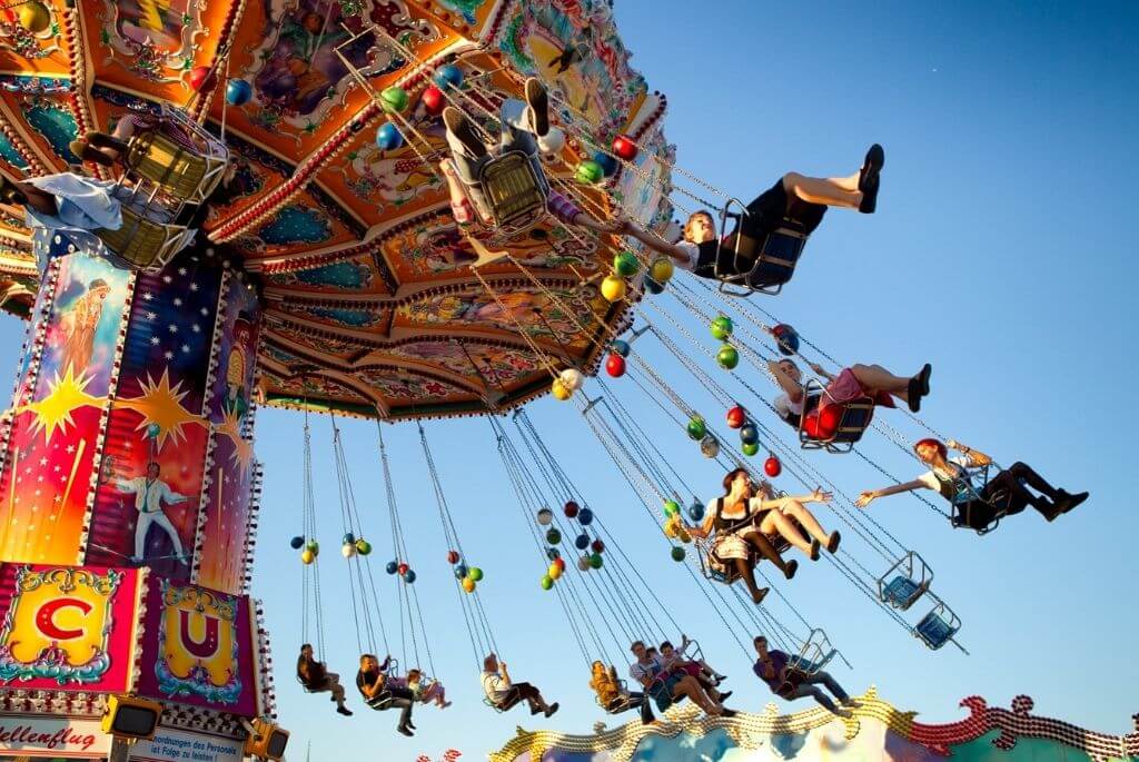 Volksfeste mit Wohnmobil Kettenkarussell nah